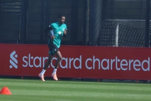 久违的身影！利物浦前锋伊萨克开始进行跑步训练 - 资讯配图