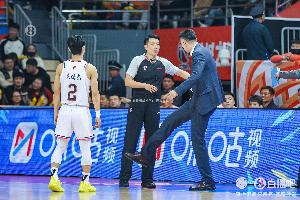 这比赛稀碎！广东新疆全场51次犯规 双方共获得74次罚球 - 资讯配图