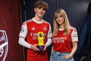 一度骗过AI!16岁道曼与母亲合影外网爆火?查证为假,是AI生成 - 资讯配图