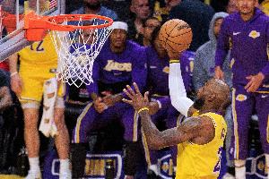 詹姆斯:在当前生涯阶段 有时完成隔扣和空接扣篮也让我自己惊讶 - 资讯配图