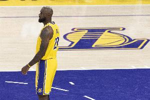 出手不多!詹姆斯半场4中2得4分2板2助 隔扣小贾亮眼 - 资讯配图