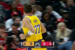 持续输出！东契奇外线开火三分还有 内外开花已独得12分 - 资讯配图