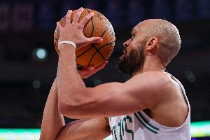 突然爆发！怀特第二节初不到两分钟外线三连击一人打出9-0！ - 资讯配图