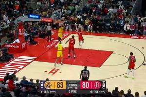 41岁继续飞！詹姆斯垫步起飞 接超高空接单臂炸扣！ - 资讯配图