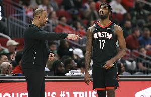 近八场三分25中1!火媒:还记得当初有人说伊森值3000万年薪 - 资讯配图