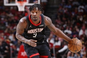 欲速则不达啊！小贾+电风扇合力抢断 但传前场阿门失误出界 - 资讯配图