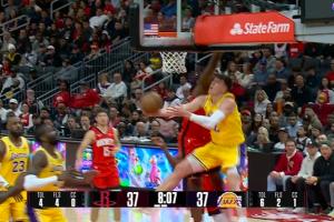 拉拉维亚篮下拉杆被筐帽 火箭挑战 裁判认定有身体接触 挑战失败 - 资讯配图