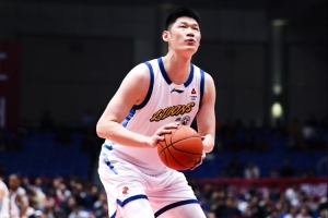 受伤离场！解说：胡金秋上赛季夺冠至今比赛连轴转 始终在奔波 - 资讯配图