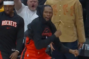 比自己扣了还兴奋！谢泼德双手暴扣 替补席的杜兰特跳进场内庆祝 - 资讯配图