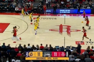 真是拦不住！东契奇开场里突外投连砍9分！全队才得到11分！ - 资讯配图