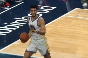 你干哈呀？尤特赛文抢板被波杰打手臂干扰 最终乌龙球送对手2分 - 资讯配图