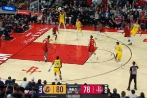 裁判你真不吹呀！东契奇撤步迎着伊森干拔三分再进 倒地有些抱怨 - 资讯配图