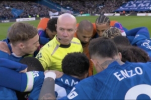 被蓝军包围!本特:蒂尔尼你倒是出去啊,他在那笑肯定是喜欢这样 - 资讯配图