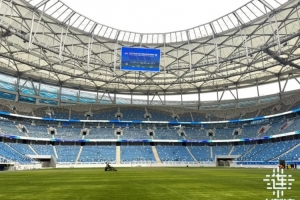 梭鱼湾足球场正加紧草坪养护等工作，球员通道地毯换成蓝色 - 资讯配图