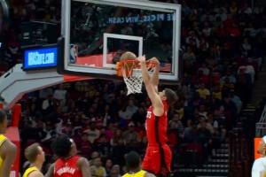 谢天谢地！谢泼德大变向把海斯过了个干净 双手滑翔炸扣！ - 资讯配图