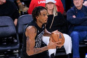 20分钟揽下7个前场板!克拉克斯顿11中5砍12分11篮板 - 资讯配图