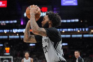 积极性拉满！朱利安·尚帕尼连续拼下前场篮板 最终补篮得手 - 资讯配图