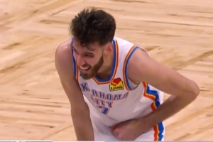 看着就疼！小卡特突破时膝盖顶到小切特 裁判无吹罚&切特回更衣室 - 资讯配图