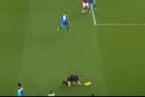 谁干的边裁跑动时撞上在边线热身的药厂替补，狼狈摔到场内 - 资讯配图