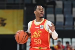 无所不能！塔克18中8砍下33分5板12助2断 罚球17中14 - 资讯配图