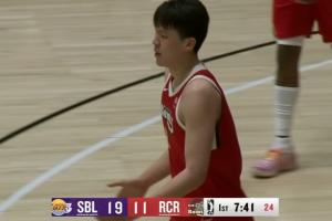 醒醒！杨瀚森篮下背打被吹走步 开场5分钟1中0+2次失误 正负值-8 - 资讯配图