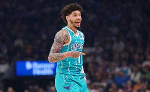 主攻手！拉梅洛·鲍尔13中5砍半场最高16分外加3板4助 - 资讯配图