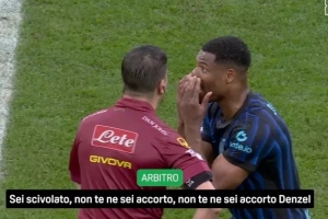 转播方:裁判跟邓弗里斯说他滑倒,安抚说国米还有10分钟去赢比赛 - 资讯配图