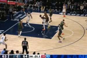 满脑子都是戈贝尔？杰伦·格林突入内线方圆一米没人 空篮没上进 - 资讯配图