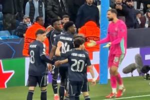 不满!维尼修斯双响后向球迷展示球衣,多纳鲁马摊手不满与其沟通 - 资讯配图