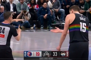 5秒2犯还有1T！约基奇推人再被吹进攻犯规 疯狂抱怨裁判被吹T - 资讯配图