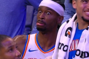 很干净！亚历山大抢断萨格斯被吹犯规&雷霆挑战成功 SGA鬼脸回应 - 资讯配图