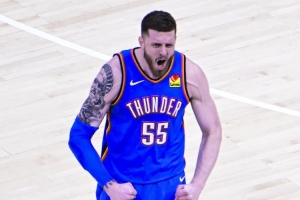 组织中锋！哈尔滕施泰因没有得分 拿到7篮板8助攻 - 资讯配图