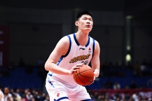 高效稳定！胡金秋半场5中4轻松拿下11分3篮板 - 资讯配图