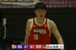 弧顶发牌！杨瀚森持球观察 助攻篮下空切队友吃饼 - 资讯配图