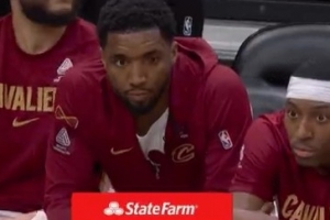 看着不太对劲！多诺万·米切尔坐在场边 但左眼有些异样 - 资讯配图