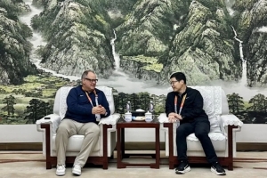 女篮世预赛期间 中国篮协主席郭振明会见国际篮联裁判主管卡尔 - 资讯配图