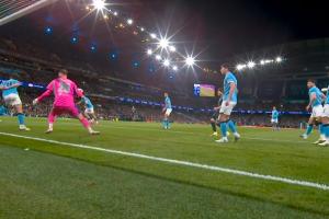 B席门线解围疑似手球，VAR介入 - 资讯配图