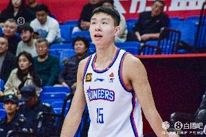 铁人啊！郑昊燃打满全场40分钟 5记三分球拿下15分5板1助 - 资讯配图