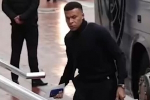 价值3000欧!RMC介绍姆巴佩的迪奥手提包:包上有狙击枪弹孔图案 - 资讯配图