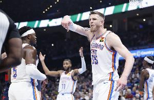 这数据挺“奇葩”！哈滕半场没有出手也没有分&但有6板6助 - 资讯配图