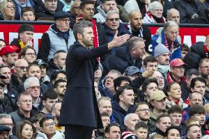 邮报:曼联为远征伯恩茅斯的球迷提供免费大巴服务,约400人受益 - 资讯配图