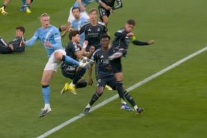 谢尔基禁区倒地+曼城球员抗议加西亚手球，裁判均没有表示 - 资讯配图