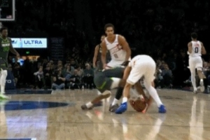 玩脱了！布克想要滚球消耗时间 被兰德尔抢断&还赔上犯规送两罚 - 资讯配图