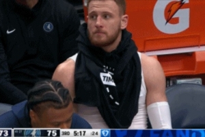 手感不好怪装备差？迪文岑佐8中0&下场怒撕球衣 坐替补席没球衣穿 - 资讯配图