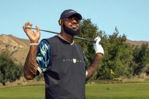 尽情挥杆！詹姆斯晒打高尔夫广告 宣传Beats与耐克联名耳机 - 资讯配图