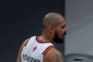 各种果冻上篮！摩尔半场8中7高效拿下19分3板5助 - 资讯配图