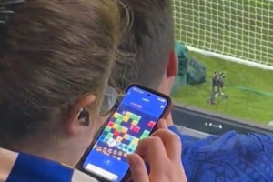 看不下去了…主场惨败巴黎,赛中一切尔西球迷直接掏出手机玩游戏 - 资讯配图