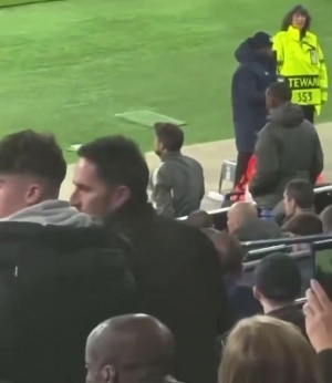 第十二人！姆巴佩从看台来到场边，和主裁判说B席手球 - 资讯配图