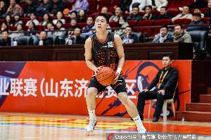 鲁媒：王证确实不错 邱彪指导估计会给他越来越多的时间和机会 - 资讯配图