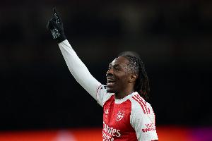 凌空世界波！埃泽打进职业生涯欧冠处子球，此前8场献两助 - 资讯配图